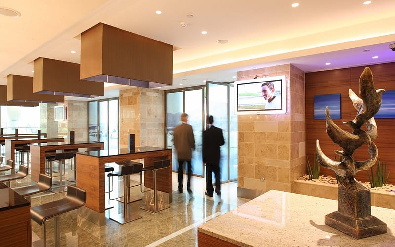 Digital Signage For Hotels | A hotel lobby with a digital signage screen.
